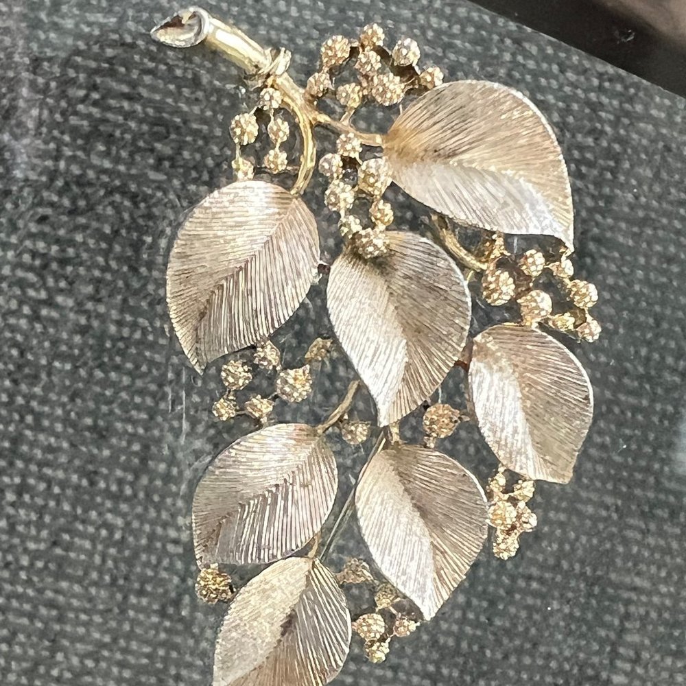 Vintage Signed Usner Goldtoned Leaves and Berries brooch